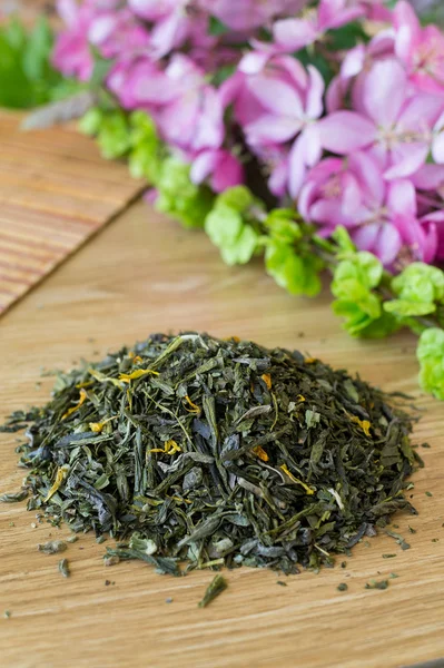 Mezcla de té verde sobre una mesa con colores . — Foto de Stock