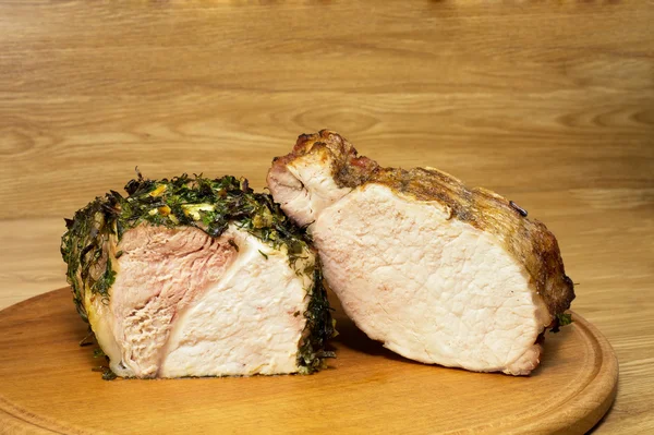 Two various pieces of baked meat on a round board2. — Stock Photo, Image
