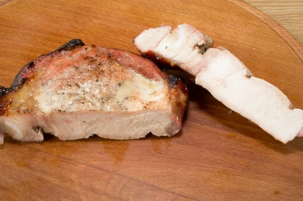 Smażone mięso na grilla jest cięte. — Zdjęcie stockowe