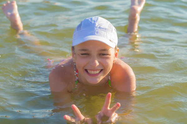 Bañar a la chica era genuinamente feliz vacaciones . — Foto de Stock