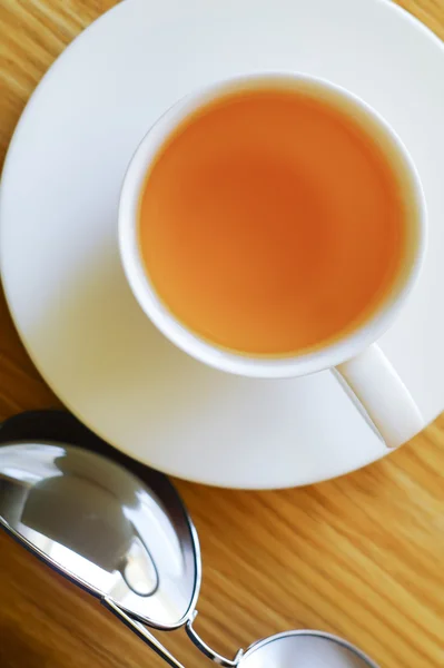 Tasse Tee und Sonnenbrille. — Stockfoto