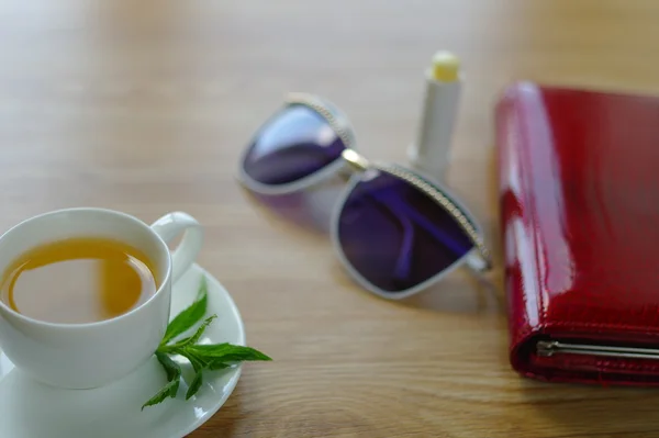 Xícara de chá com hortelã em uma mesa . Fotografias De Stock Royalty-Free