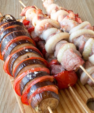 Patlıcan bir şiş ve et