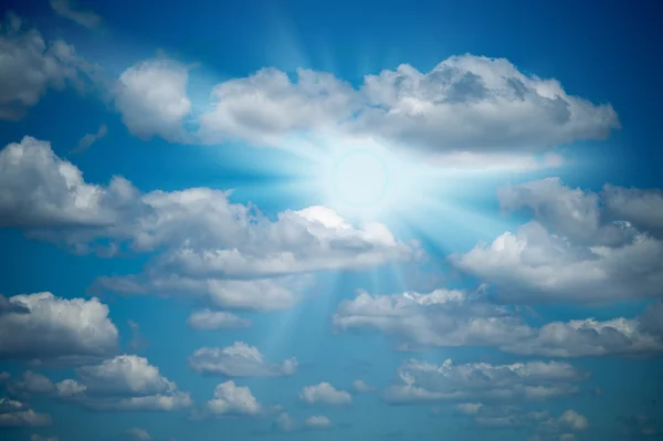 Lätt moln och solen på himlen. — Stockfoto