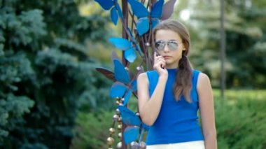 konuşmak kız mobil tarafından.