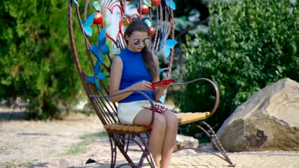 Girl - tiener opent e-boek lezen. — Stockvideo