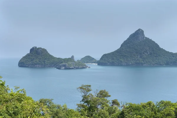 Beaux paysages avec mer tropicale et îles — Photo