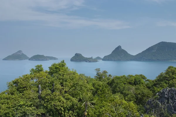 Beaux paysages avec mer tropicale et îles — Photo