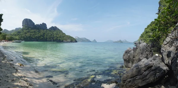 Beaux paysages avec mer tropicale et îles — Photo