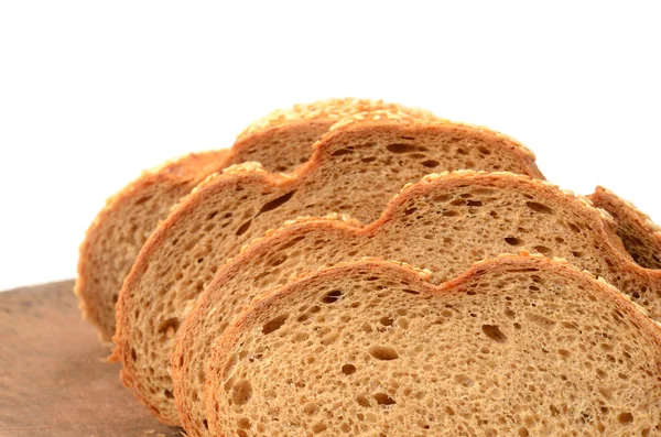 Kesme tahtasındaki dilimlenmiş ekmek parçası beyaza izole edilmiş.