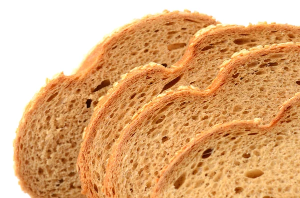 Bochenek chleba w plasterkach wyizolowany na białym — Zdjęcie stockowe