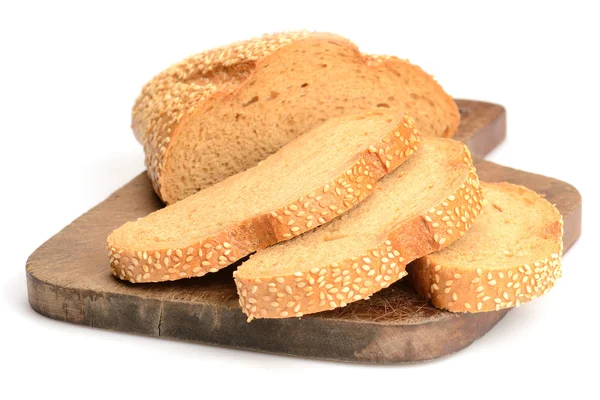 Krojony bochenek chleba na desce do krojenia izolowany na białym — Zdjęcie stockowe