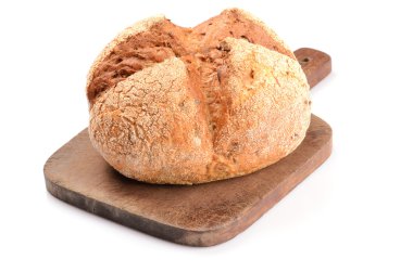  Kesme tahtasındaki ekmek somunu beyaza izole edilmiş.
