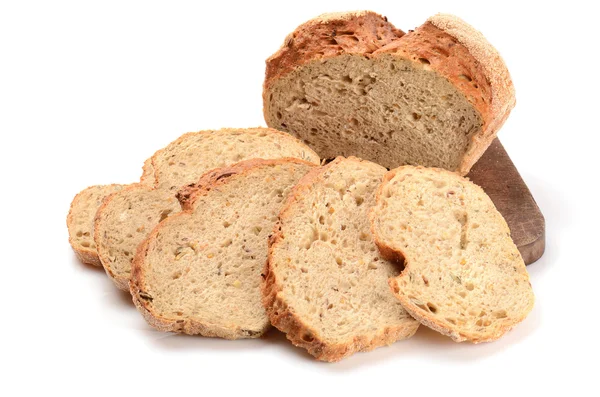 Pão fatiado numa tábua de corte isolada a branco — Fotografia de Stock