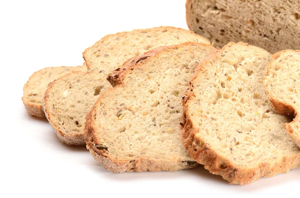 Bochenek chleba w plasterkach wyizolowany na białym — Zdjęcie stockowe