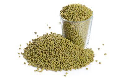 beyaz izole mung ile dolu cam