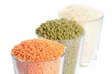 mung, mercimek ve nohut beyaz izole tam gözlük