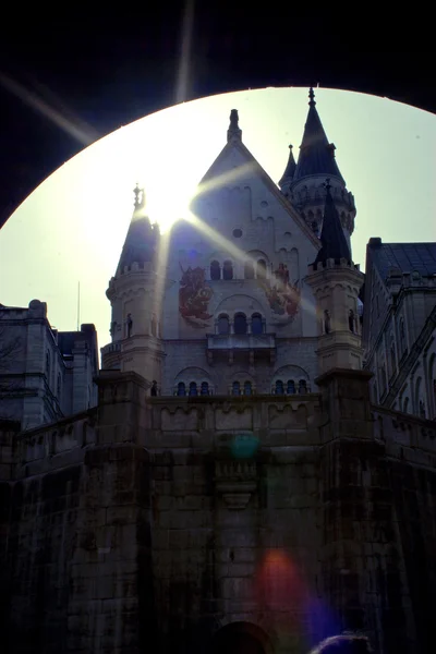 Vue de l'entrée du château Neuschwanstein par arche — Photo