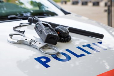 Polis ekipman üzerinde bir Hollandalı polis arabası