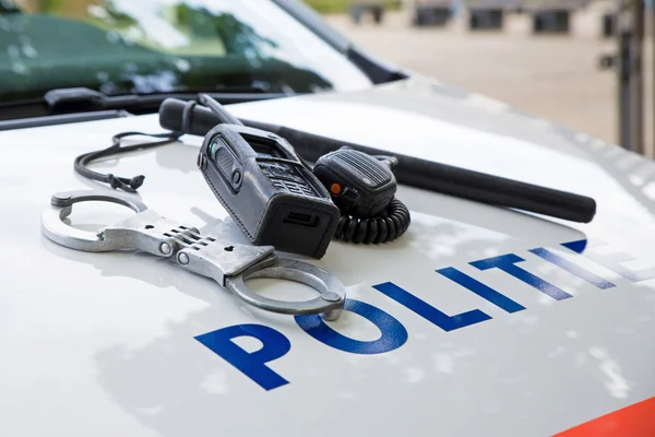Politieuitrusting op een Nederlandse politieauto — Stockfoto