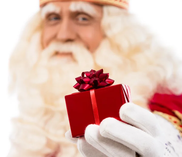Święty Mikołaj pokazuje prezent — Zdjęcie stockowe