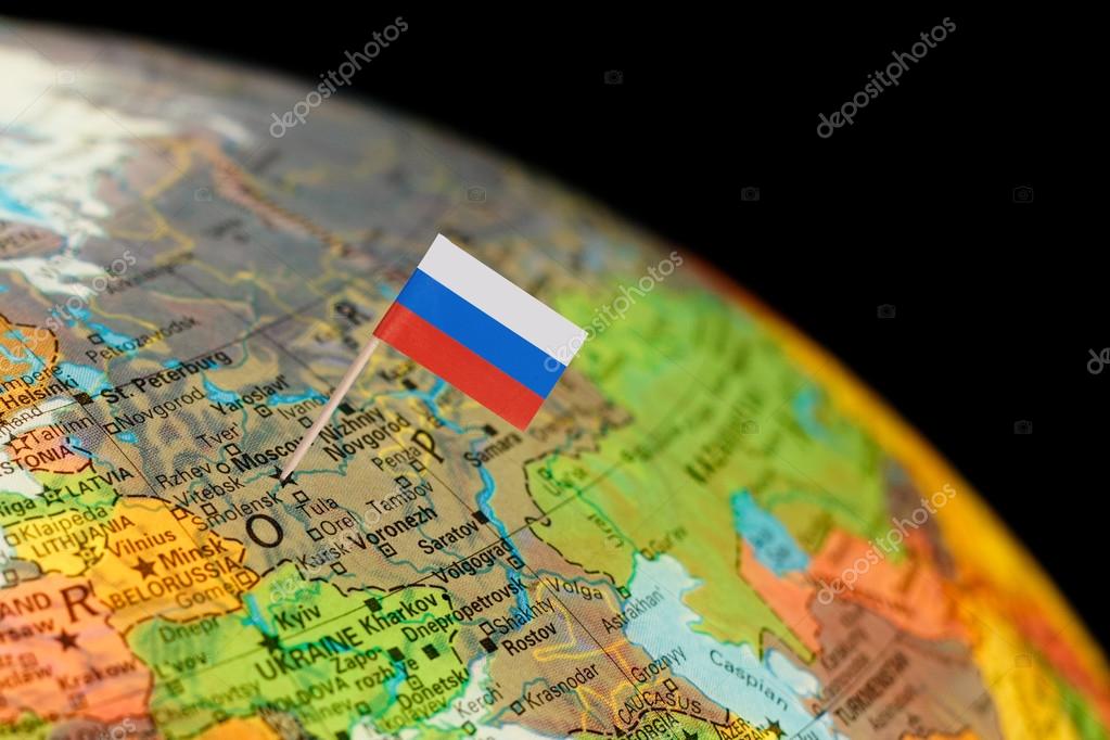 Карта земного шара детализирует Россию с российским флагом — стоковое фото