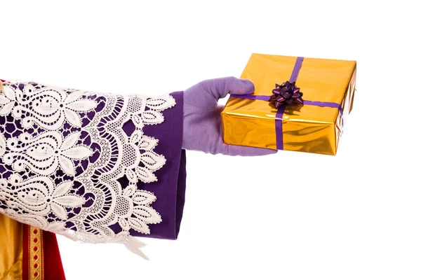 Mano de Sinterklaas mostrando regalo. Aislado — Foto de Stock