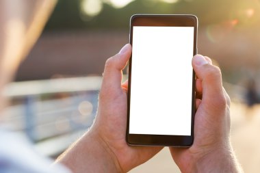 Adam cep telefonunu açık, yakın kullanır