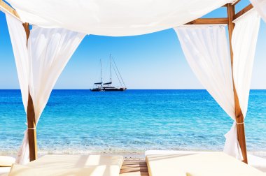 Bali dili bir yatak ile güzel plaj görünümünü