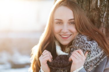 Dışarıda kış parkta zevk güzel kız