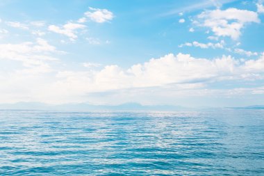 Güzel deniz ve mavi gökyüzü