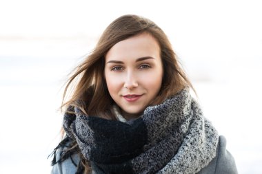 Kış parkında güzel bir kız