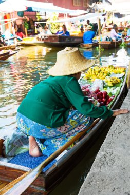 Damnoen Saduak Bangkok yakınındaki pazarda yüzen geleneksel. Tay dili