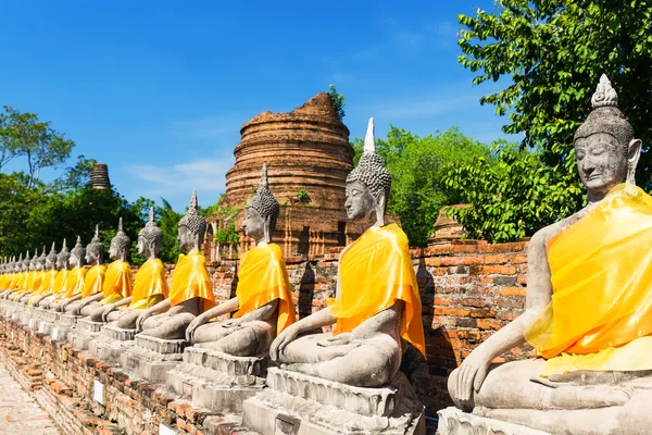 Выровненные статуи Будды в Ват Яй Чаймонгколь, Аюттхая, Тайла — стоковое фото