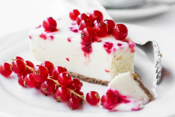 フォークで皿の上の赤スグリのチーズケーキ — ストック写真