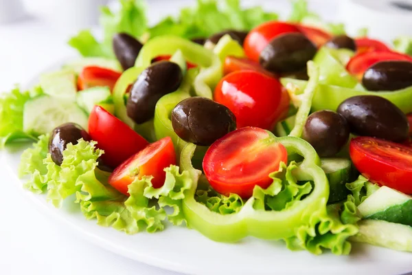 Ensalada mediterránea con tomates, aceitunas y pimientos —  Fotos de Stock