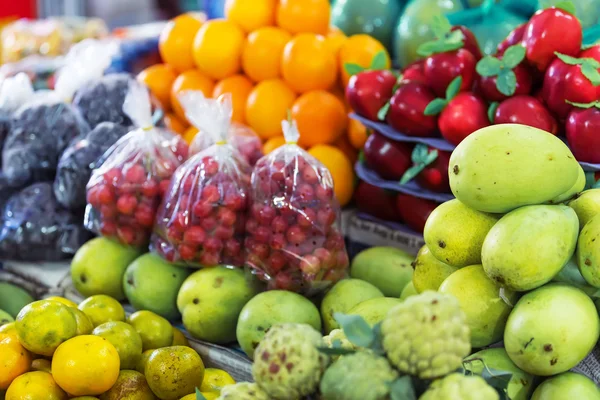 Straatmarkt met verschillende exotische vruchten. Asia — Stockfoto