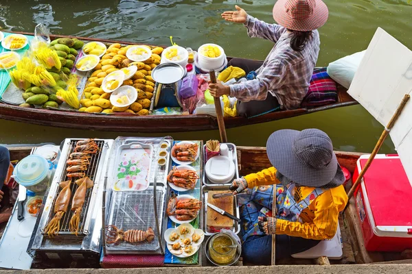 Traditional floating market in Damnoen Saduak near Bangkok. Thai — Stock Photo, Image