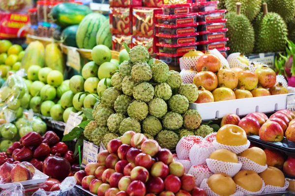 Straßenmarkt mit verschiedenen exotischen Früchten. Vietnam, Asien — Stockfoto