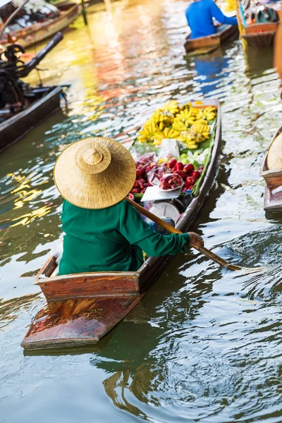 Damnoen Saduak Bangkok yakınındaki pazarda yüzen geleneksel. Tay dili