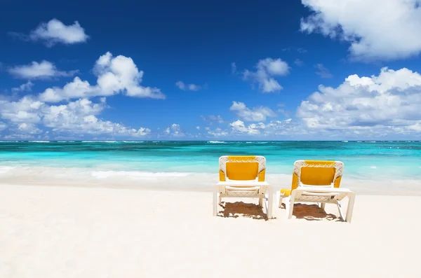 Chaises de plage et belle plage de sable — Photo