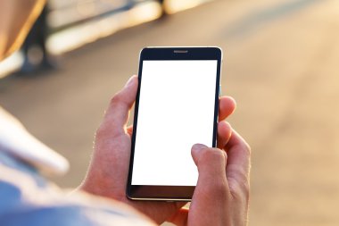 Adam cep telefonunu açık, yakın kullanır