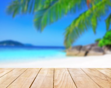 Ahşap masa üstü mavi denizi ve beyaz kum plaj 
