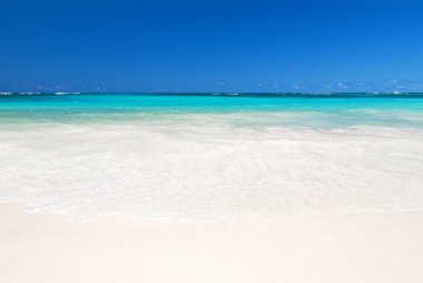 Deniz dalgası kumsalda