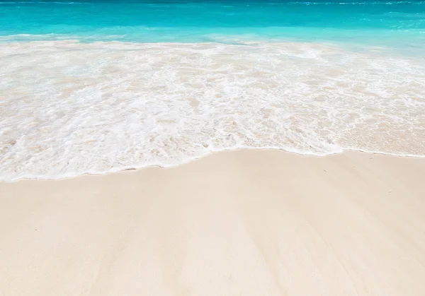 Ola del mar en la playa de arena — Foto de Stock