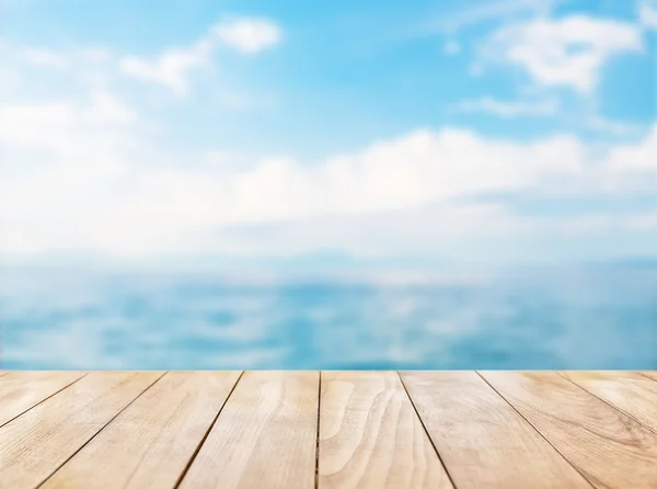 Trä bordsskiva på blå havet och vit sandstrand — Stockfoto
