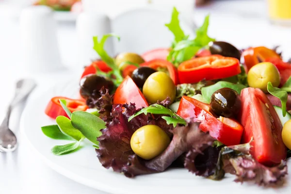 Mediterrán saláta, paradicsom, olajbogyó, paprika — Stock Fotó