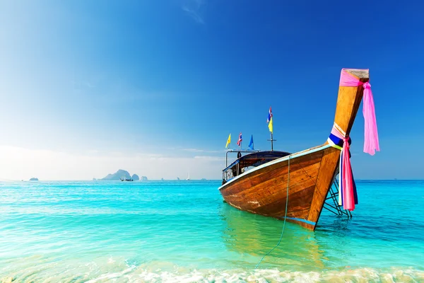 Długo łodzi i tropikalnej plaży — Zdjęcie stockowe