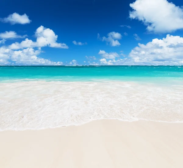 Onda del mare sulla spiaggia di sabbia — Foto Stock