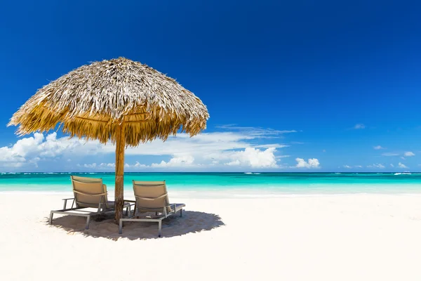 Sillas de playa con sombrilla y hermosa playa de arena — Foto de Stock